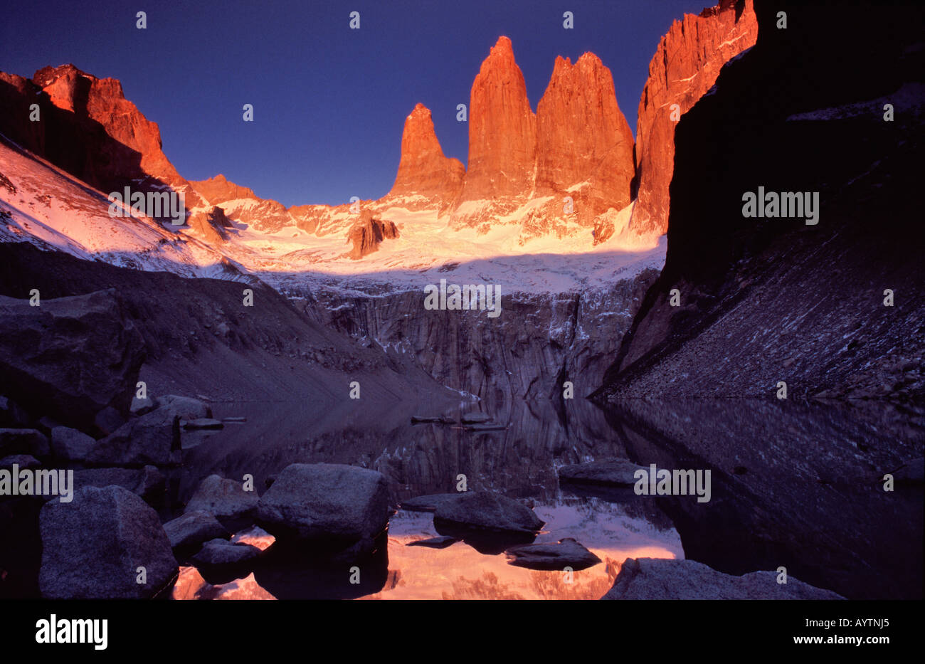Il Torres del Paine all'alba, Parco Nazionale Torres del Paine, Patagonia, Cile Foto Stock