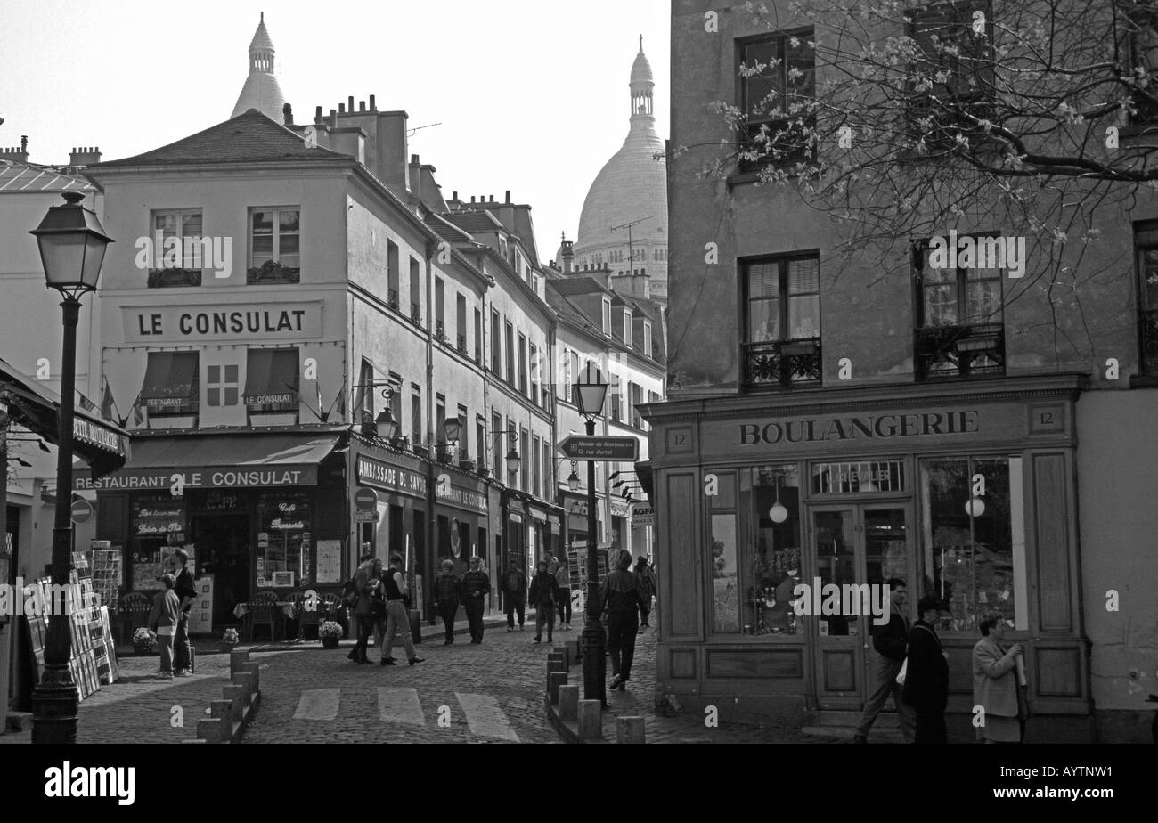 Parigi. Montmartre. Una strada moderna scena rievocativa del XIX secolo. 2005. Foto Stock
