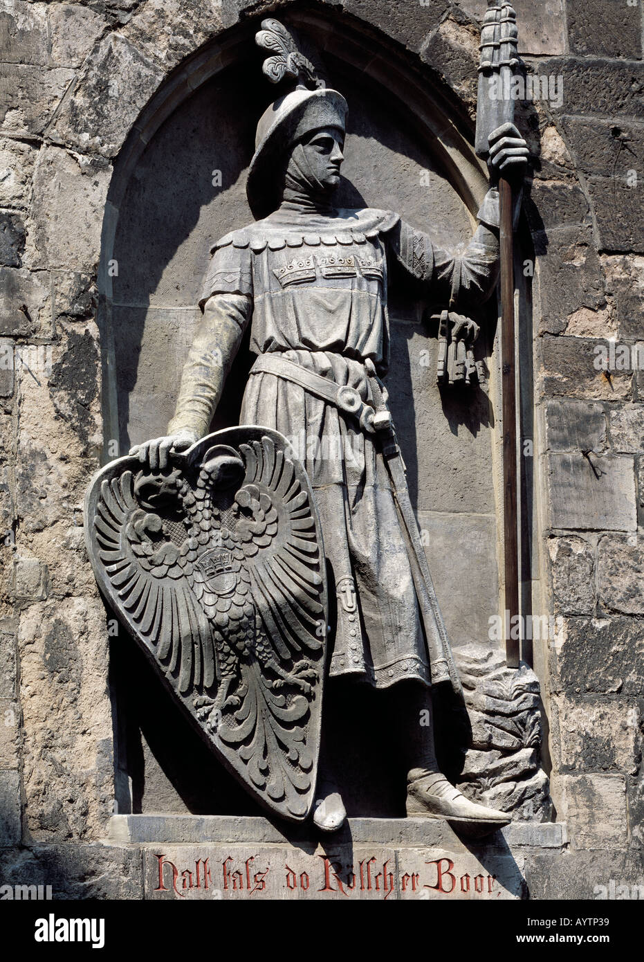 Stadttor Roemisches, Eigelsteintor, Darstellung Roemischer Krieger mit Wappenschild, Soldat, Skulptur, statua, Steinplastik, Koeln, Rhein, Nordrhein-W Foto Stock