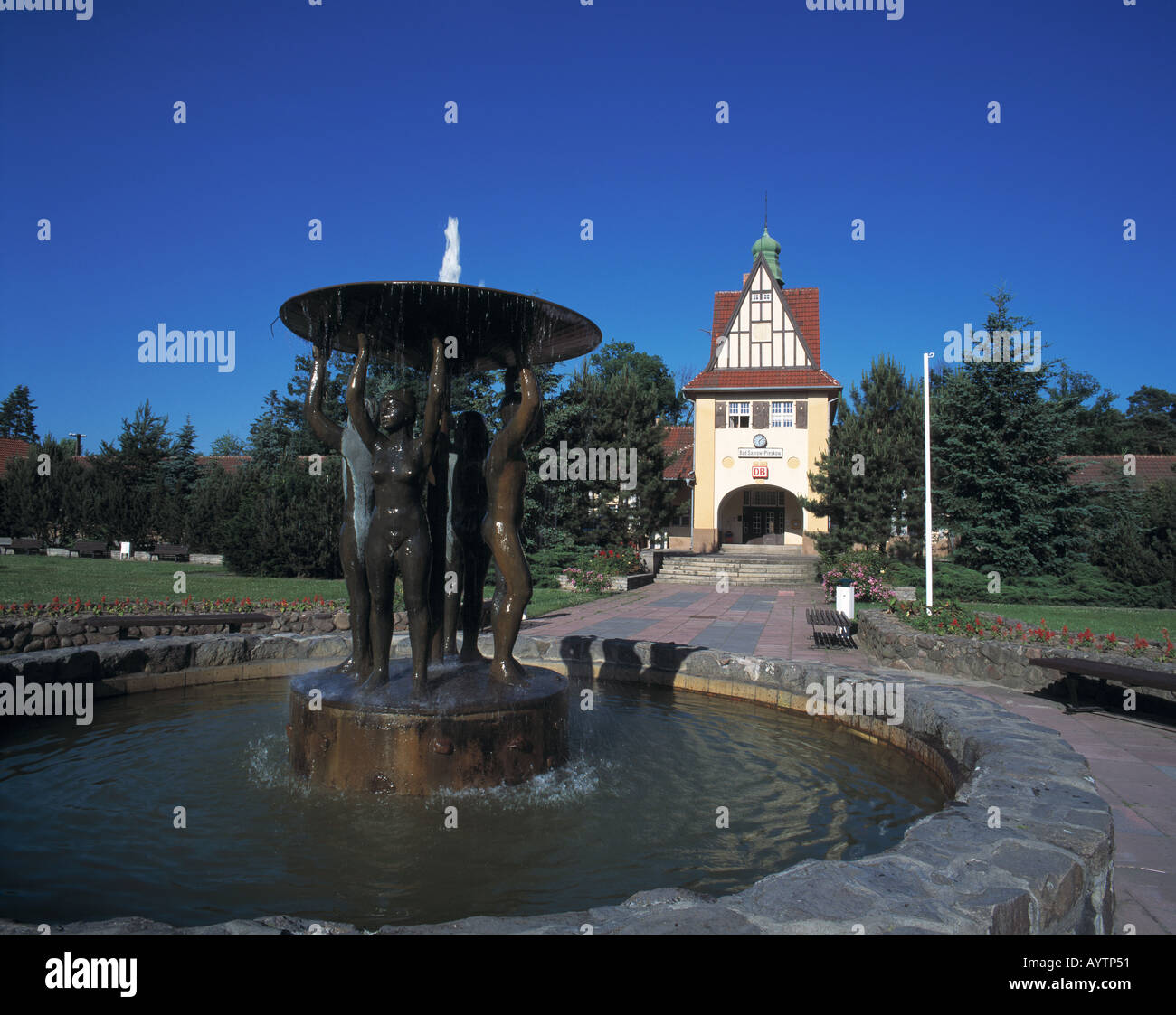 Springbrunnen mit Brunnenfiguren vor dem Bahnhofsgebaeude in Bad Saarow-Pieskow, Scharmuetzelsee, Brandenburg Foto Stock