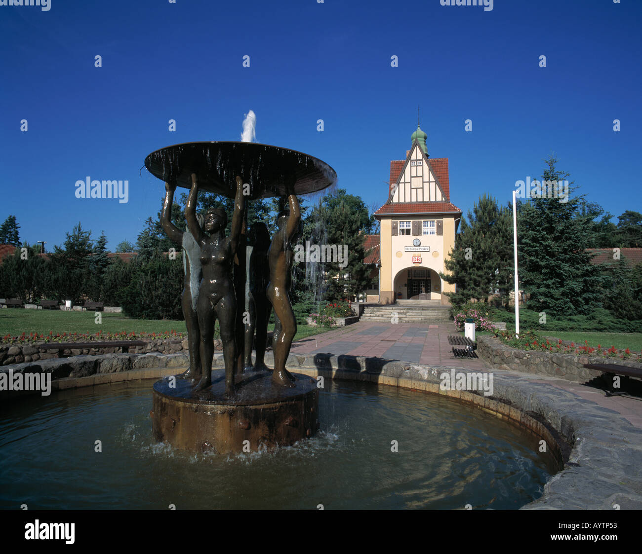 Springbrunnen mit Brunnenfiguren vor dem Bahnhofsgebaeude in Bad Saarow-Pieskow, Scharmuetzelsee, Brandenburg Foto Stock
