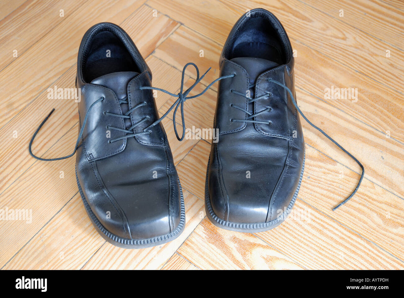 Paio di scarpe con i lacci legati tra di loro. Foto Stock