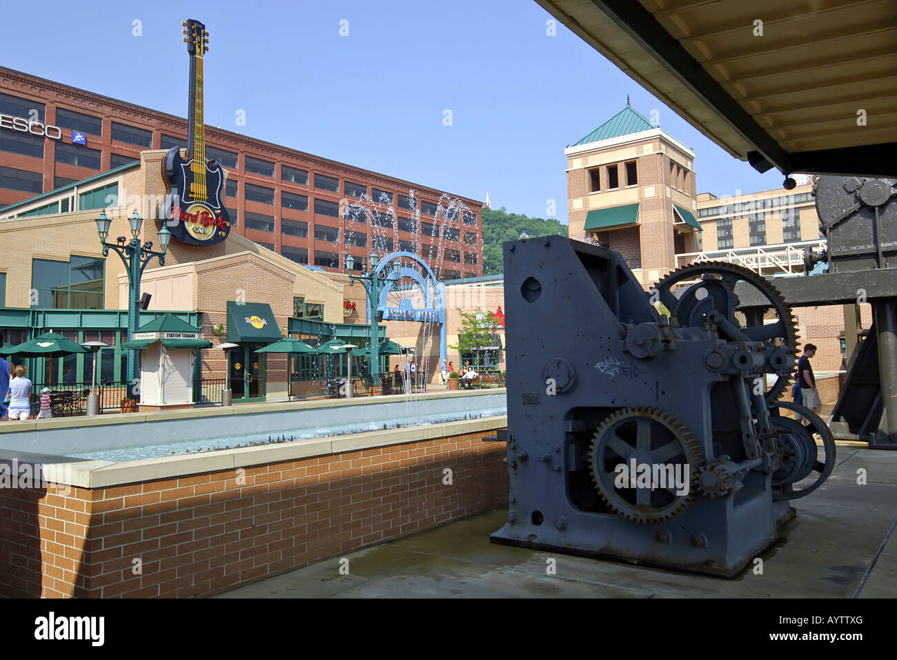 Industria siderurgica macchine attualmente sul display in Bessemer Court Plaza Pittsburgh Pennsylvania PA Foto Stock