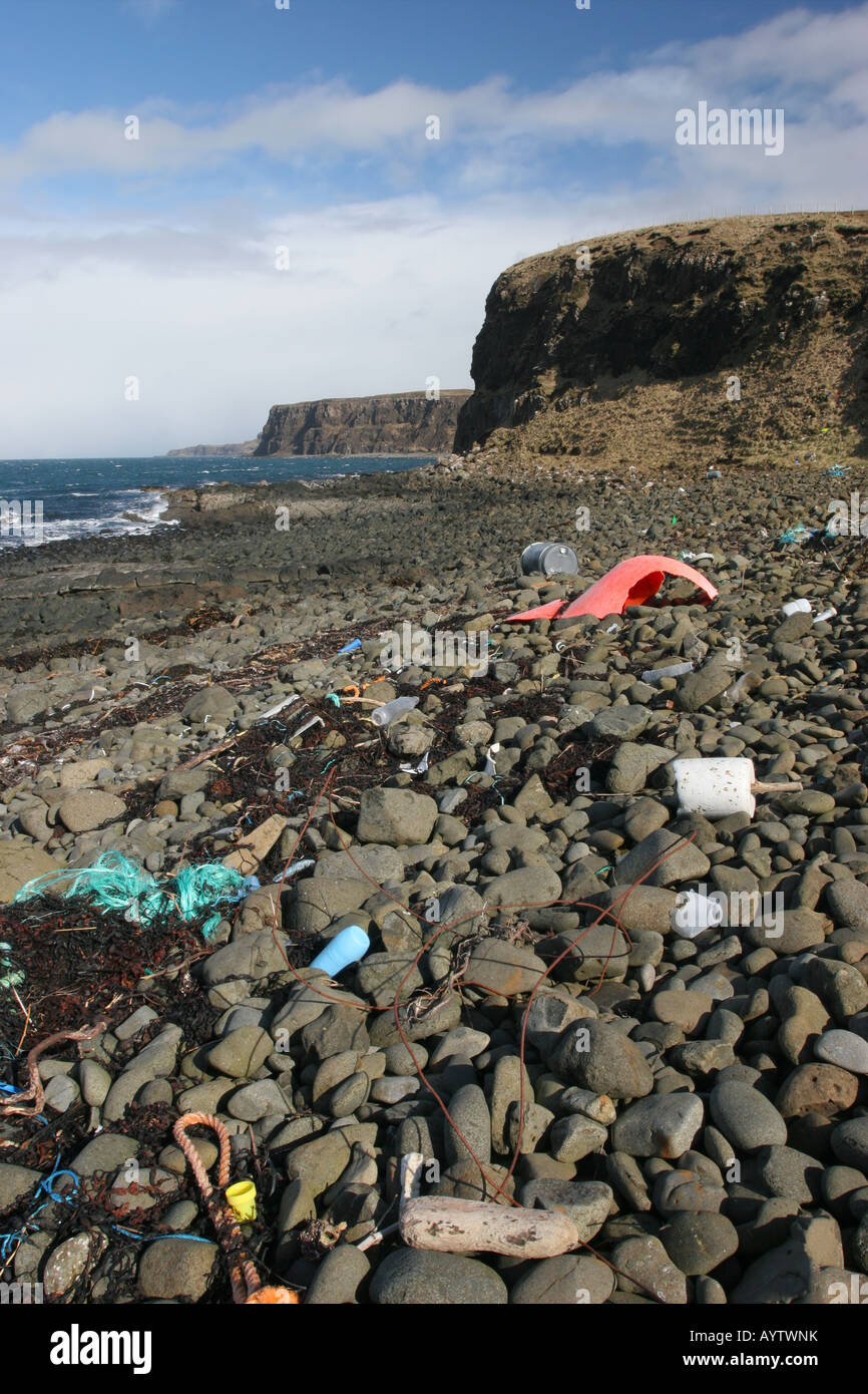 Rifiuti di plastica lavati fino sulla remota spiaggia vicino a Ardmore punto Isola di Skye in Scozia Foto Stock