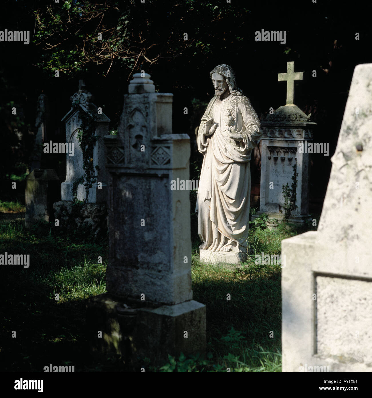 Alter Friedhof an der Basilika San Pietro in Straubing, Donau, Gaeuboden, Niederbayern Foto Stock