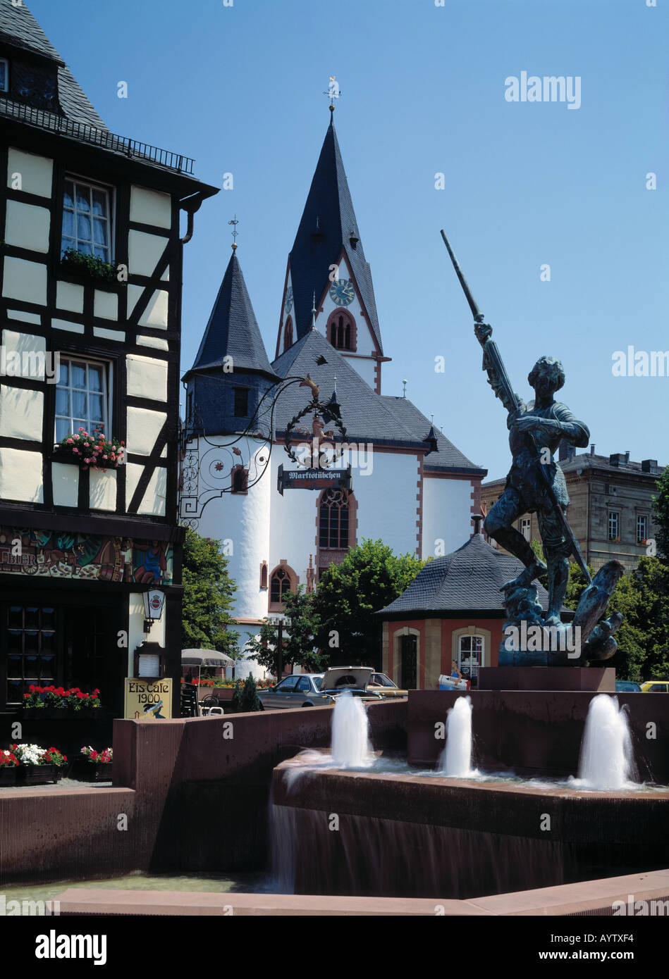 Marktplatz mit Fachwerkhaus und Sankt Georg-Brunnen, Brunnenfigur Heiliger Georg, Evangelische Kirche, Kirn, Nahe, Hunsrueck, Renania-Palatinato Foto Stock