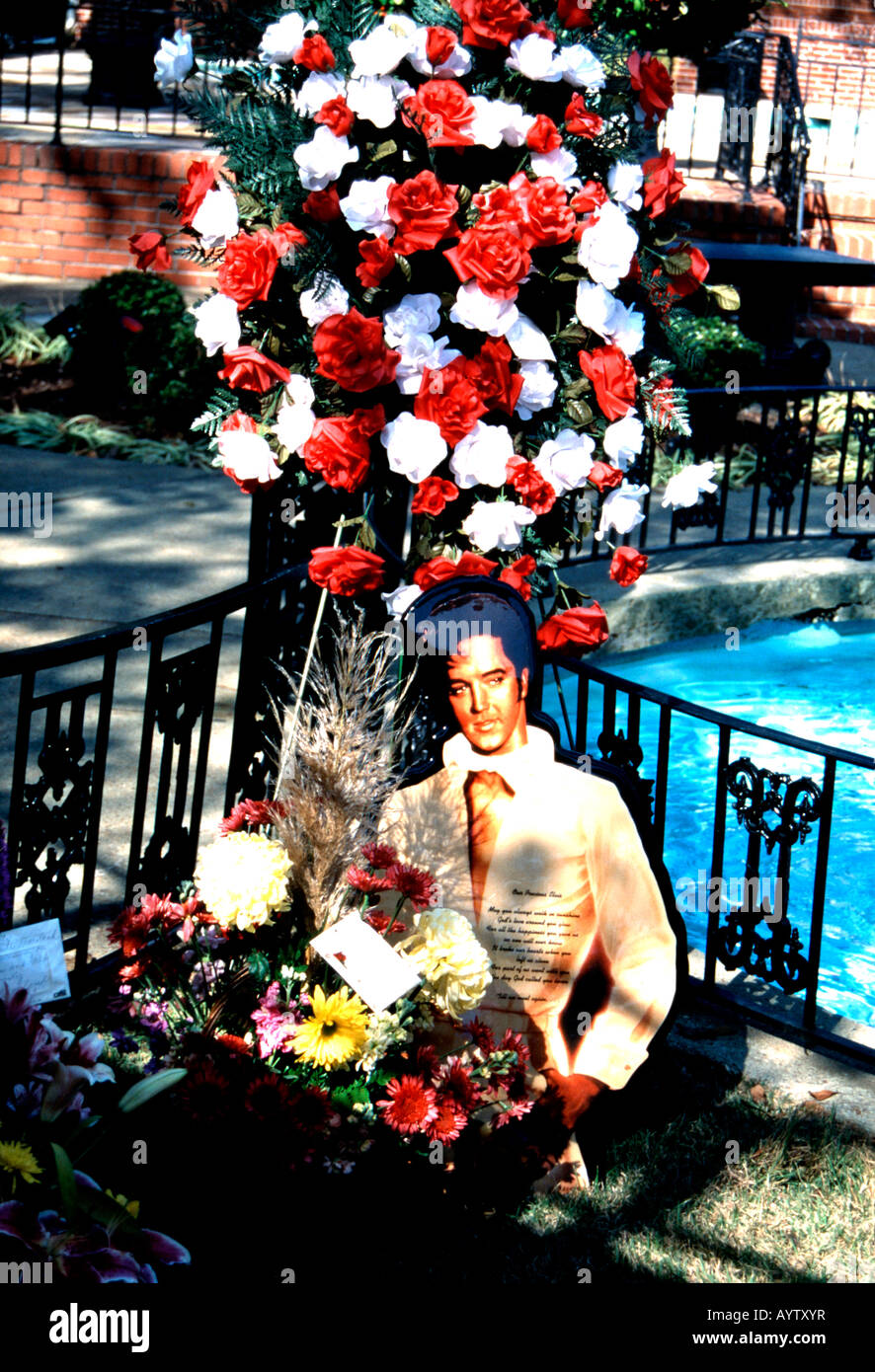 Display accanto a Elvis Presley's grave in Graceland Memphis, Stati Uniti d'America Foto Stock