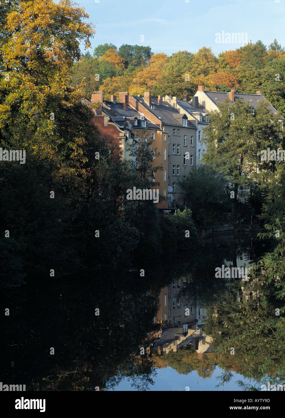 Herbstliche Saalelandschaft, Buergerhaeuser spiegeln sich in der Saale, Wasserspiegelung, Hof Saale, Oberfranken, Bayern Foto Stock