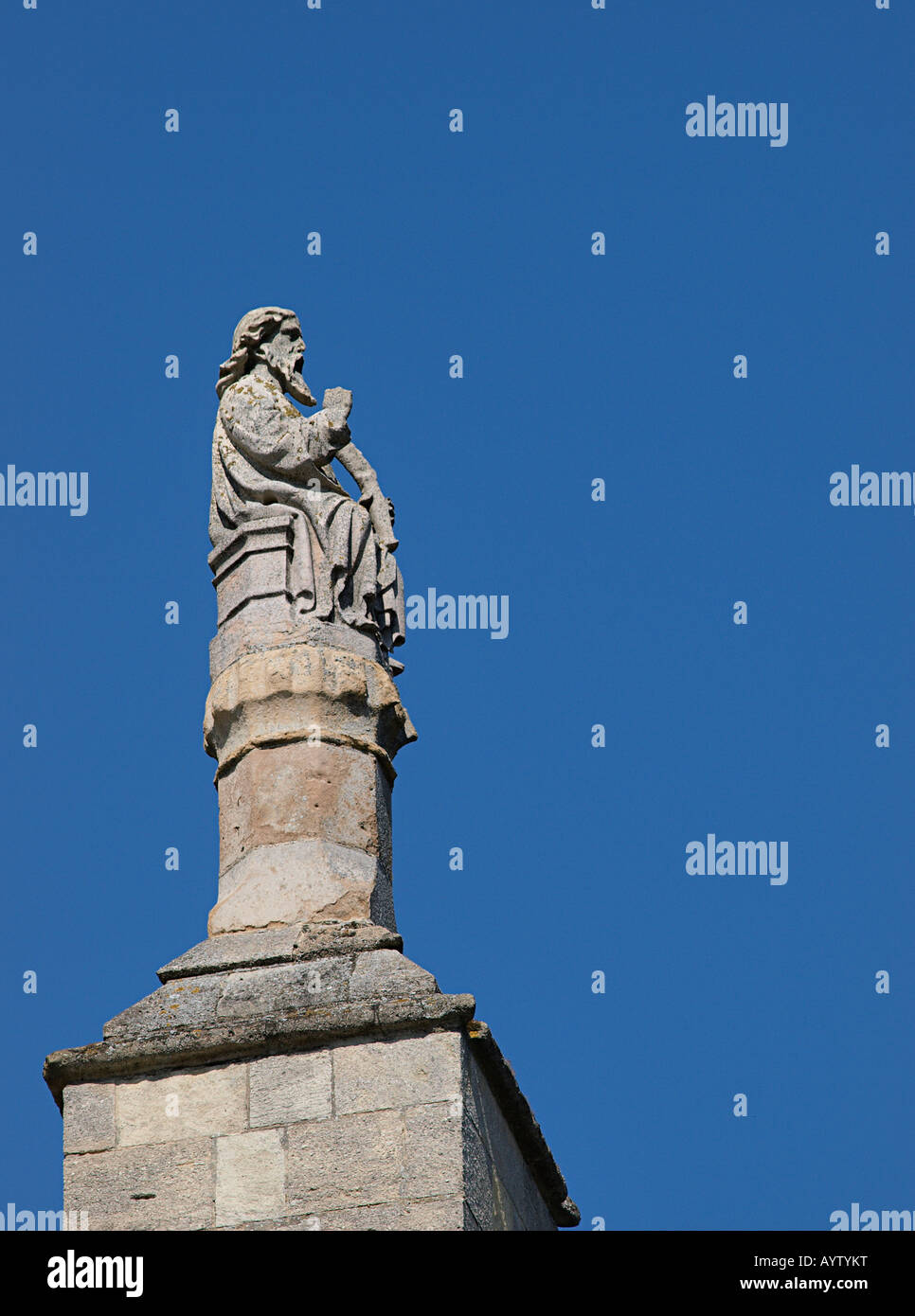 Statua di pietra in cima a base di Flying contrafforte Cattedrale di Norwich Norfolk England Regno Unito Foto Stock