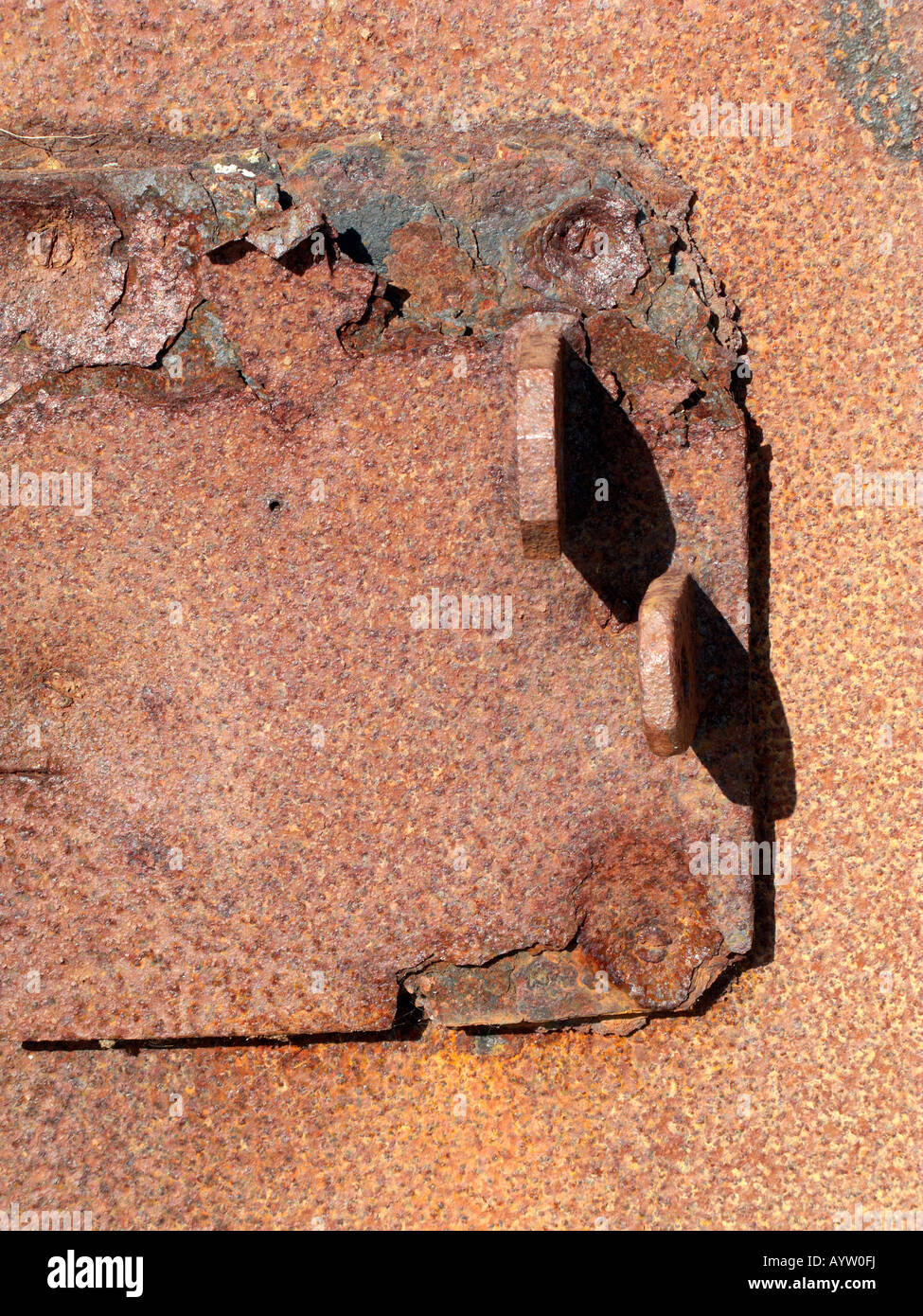 Arrugginendo metallo il meccanismo di chiusura sportello Foto Stock