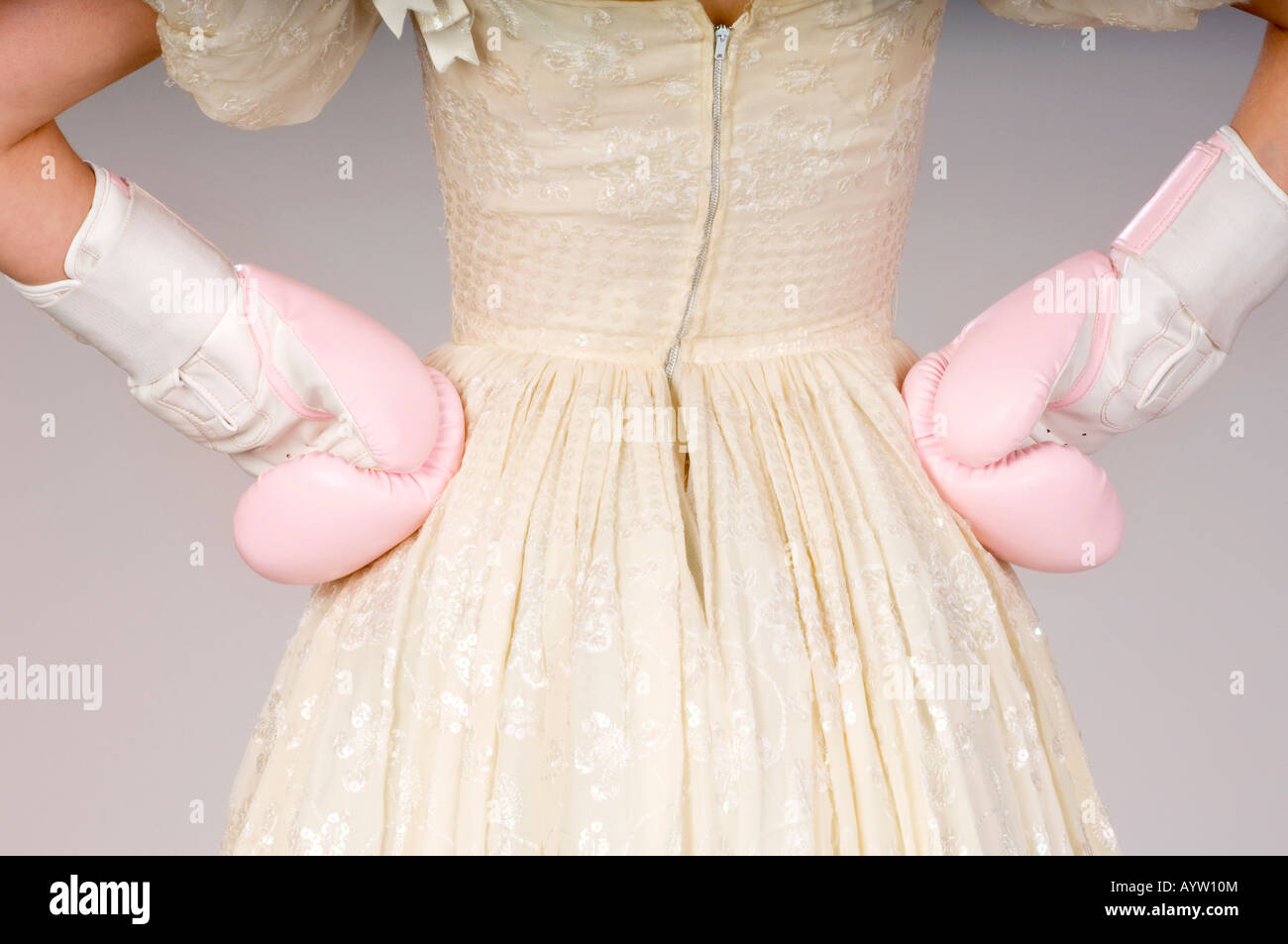 Una sposa rosa indossa guantoni da pugilato in una scherzosa guardare accordi prematrimoniali e sposarsi. Foto da Jim Holden. Foto Stock