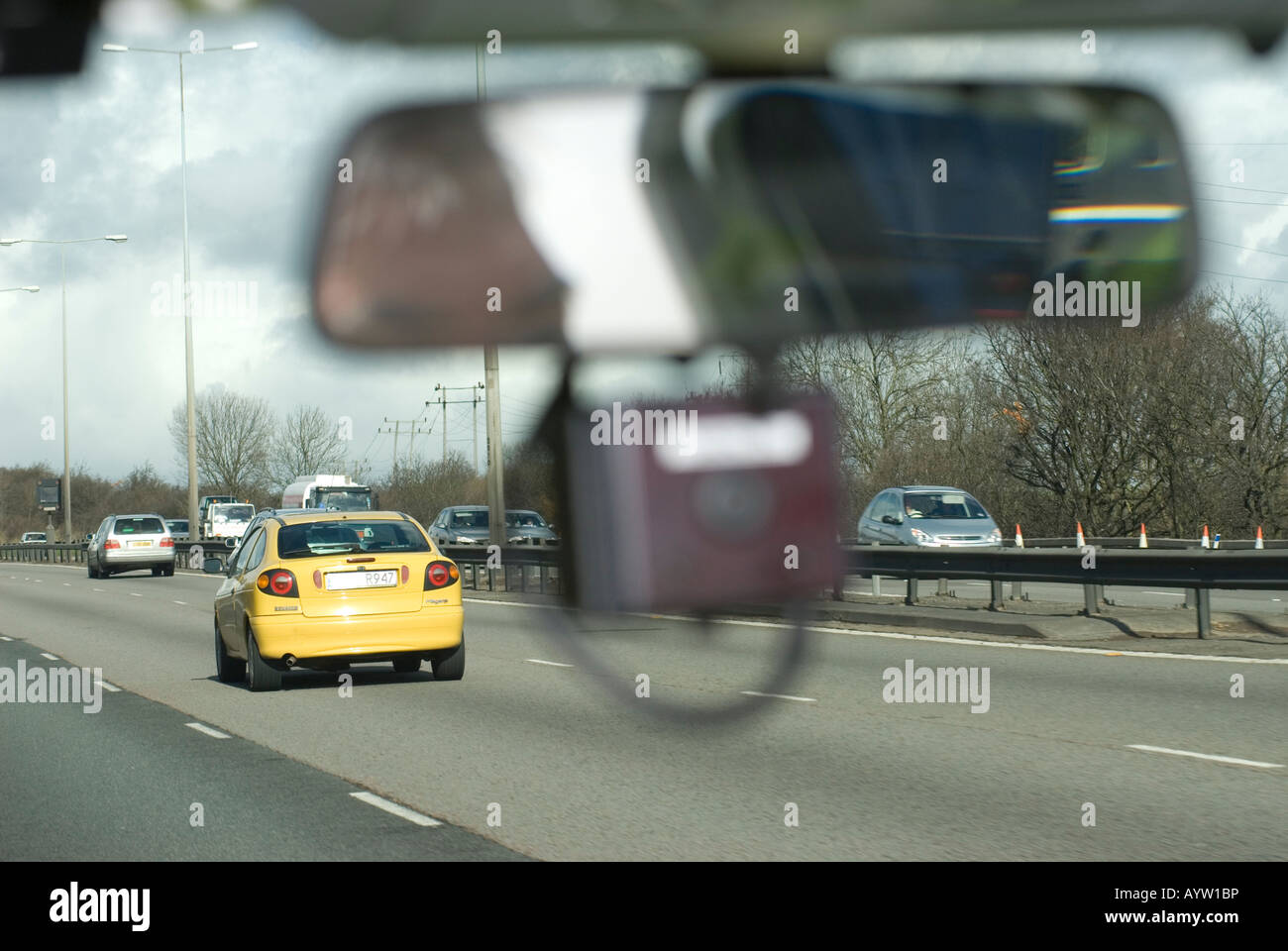 Un retrovisore montato telecamera rintraccia la velocità di un giallo auto Rnault sulla M1 nel Bedfordshire Foto Stock