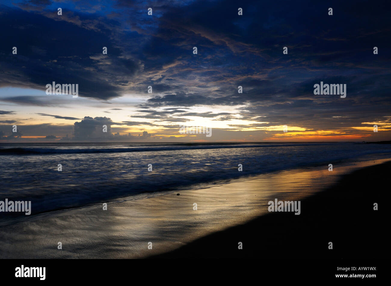 Ultima luce sull'oceano pacifico in spiaggia Tartuga Osa Peninsula Costa Rica Foto Stock