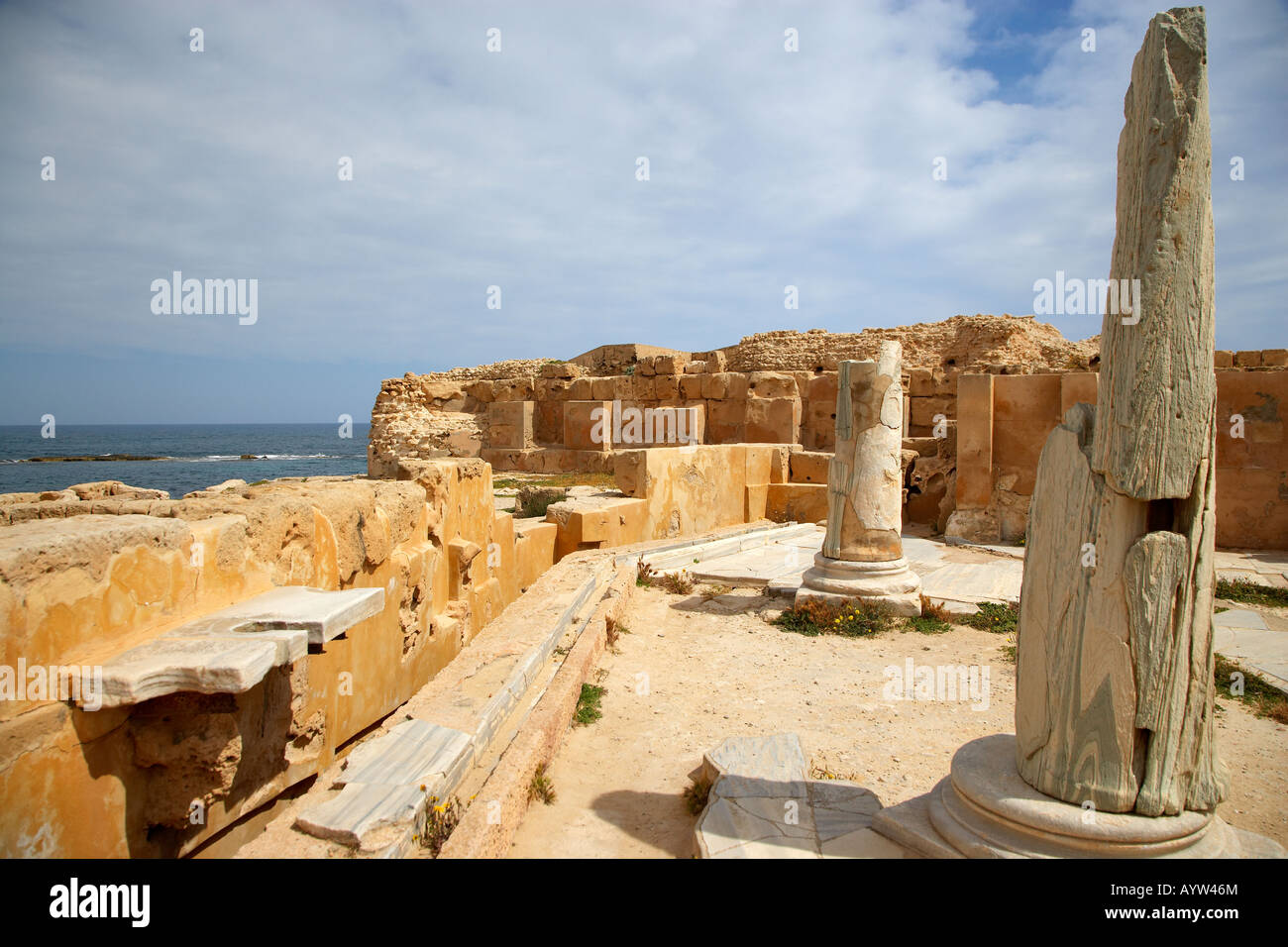 Latrine di marmo presso l'antica città romana di Sabratha, Libia Foto Stock