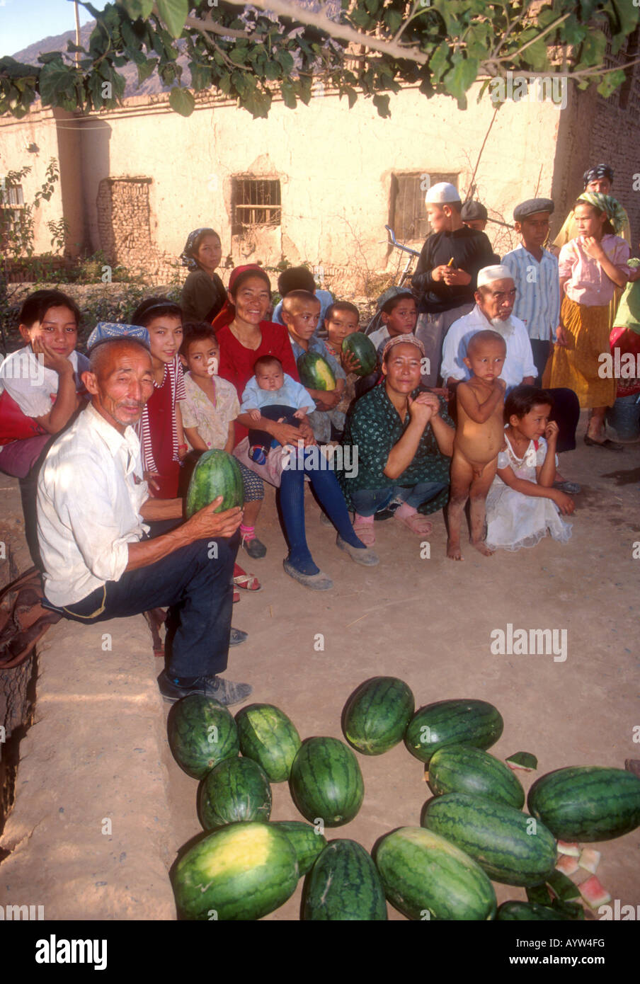 Uiguri con i cocomeri nella contea di Shanshan del Xinjiang vicino a Turpan Foto Stock