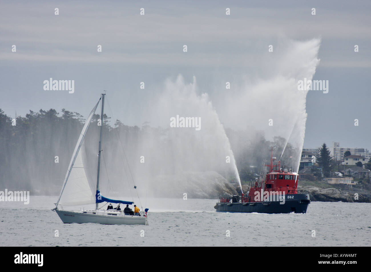Fireboat militare pratica vicino a forze canadesi Base Esquimalt Naden della Columbia britannica in Canada Foto Stock