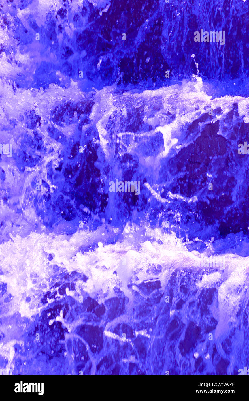 Blu porpora acqua splash in tre livelli Foto Stock