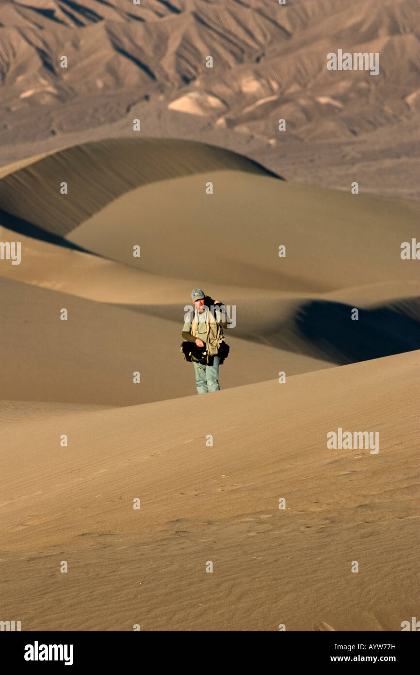 Fotografo a Mesquite Appartamenti tubo da stufa pozzetti dune di sabbia del Parco Nazionale della Valle della Morte in California Foto Stock