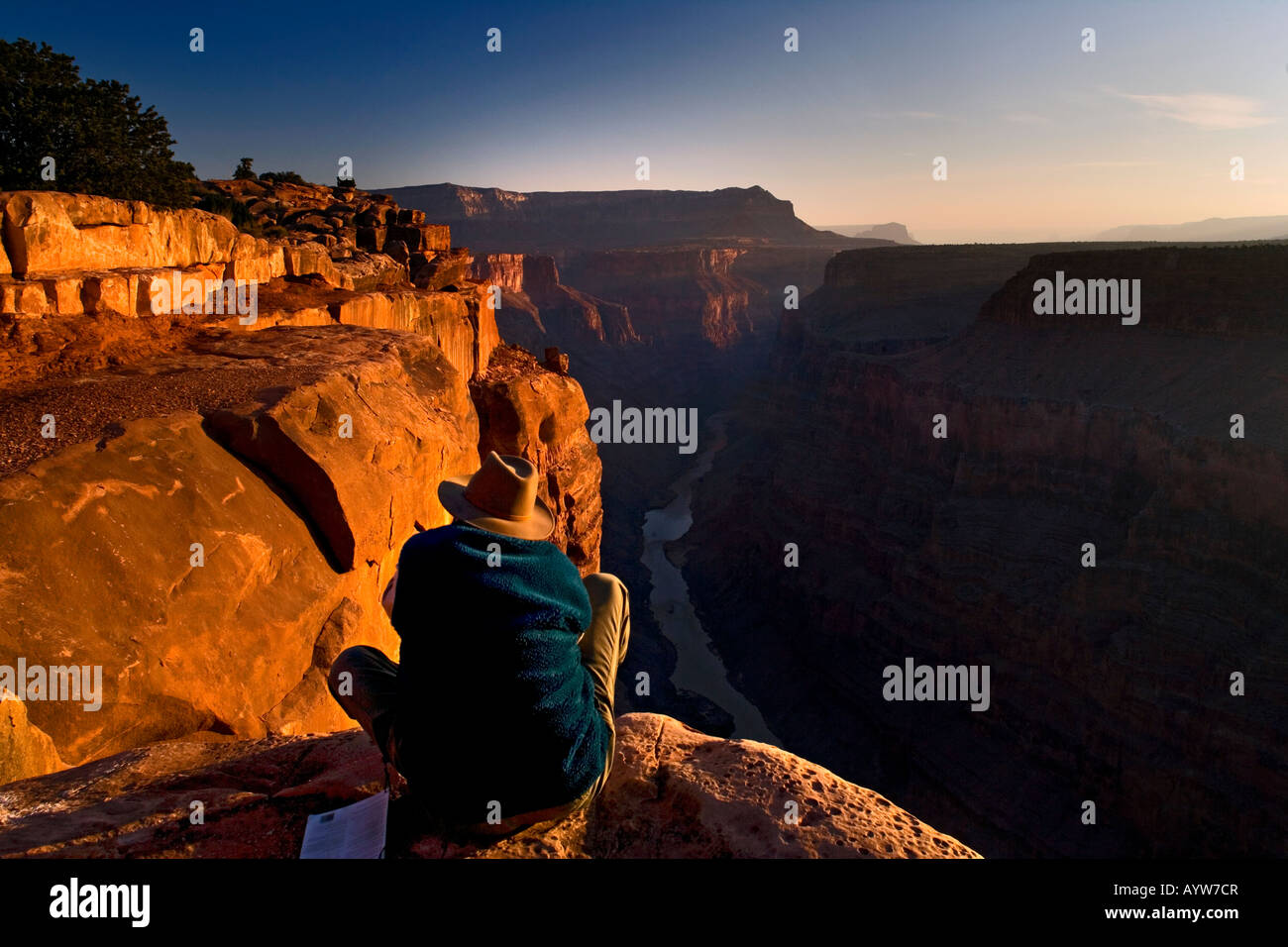 Maschio a guardare turistico alba e il fiume Colorado a Toroweap North Rim Grand Canyon National Park Foto Stock