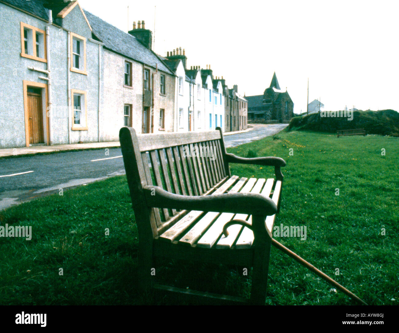 Abbandonato bastone da passeggio e panca Scozia Scotland Foto Stock