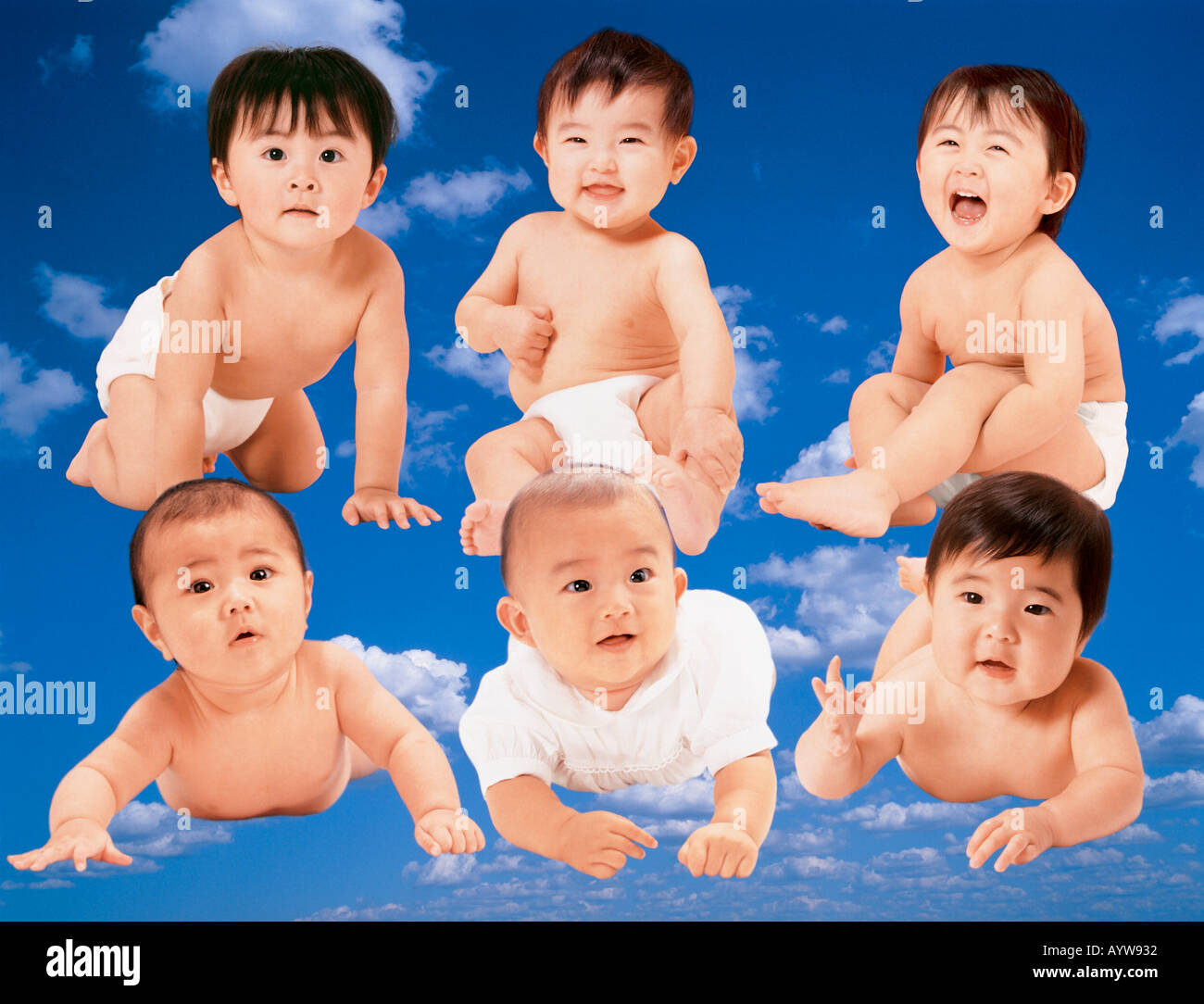 Sei neonati nel cielo blu Foto Stock