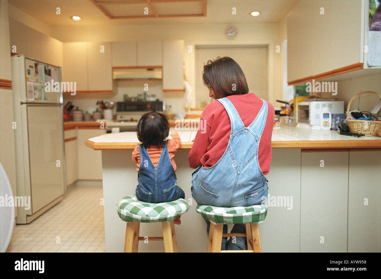 Madre e una bambina in cucina Foto Stock