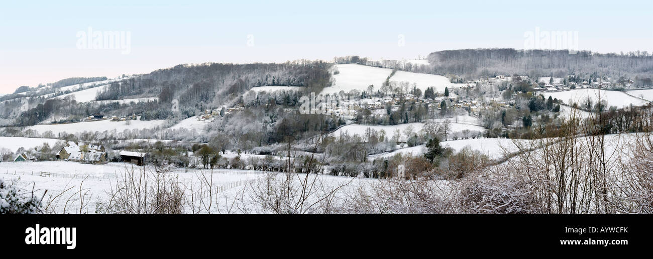 La mattina presto la neve giacente sul villaggio Costwold di Slad, Gloucestershire Foto Stock