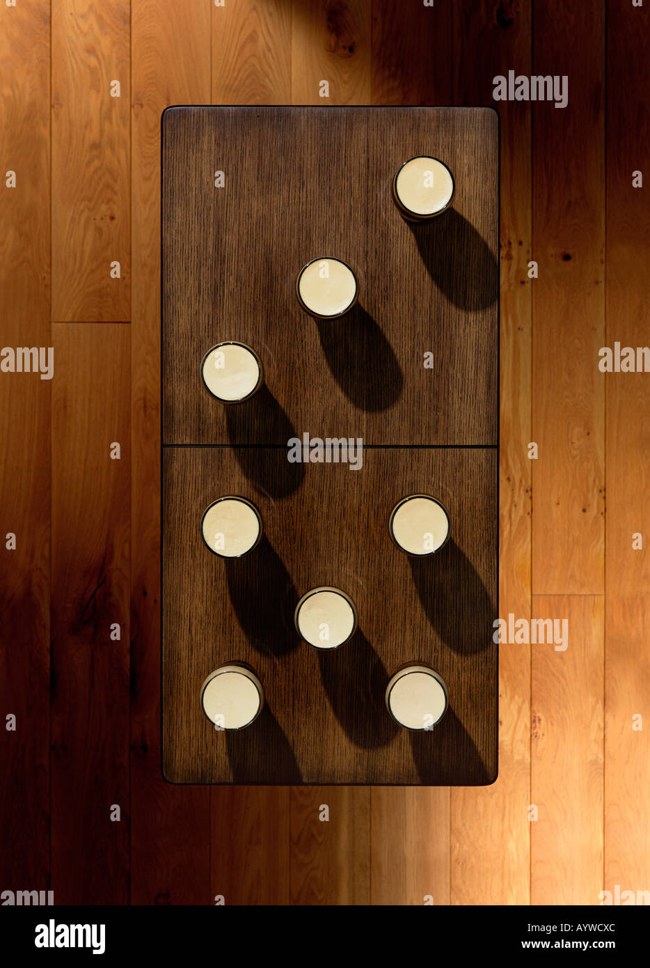 Un overhead shot di una tabella con alcune pinte di posto su di esso anche per apparire come un domino Foto Stock