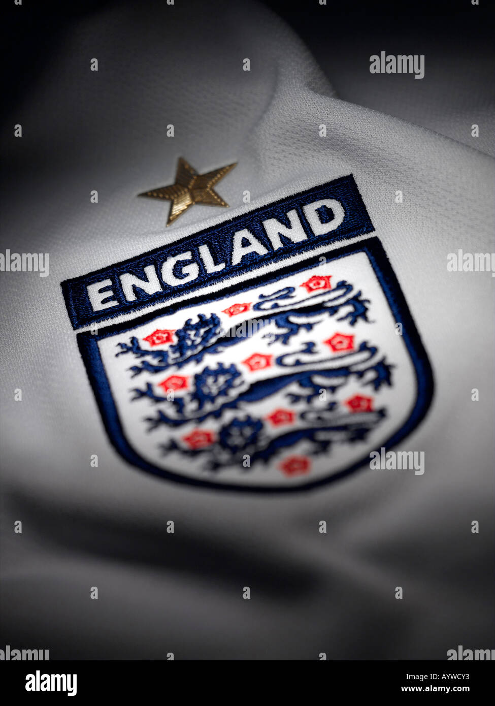 Una chiusura del badge su un English Football Shirt Foto Stock