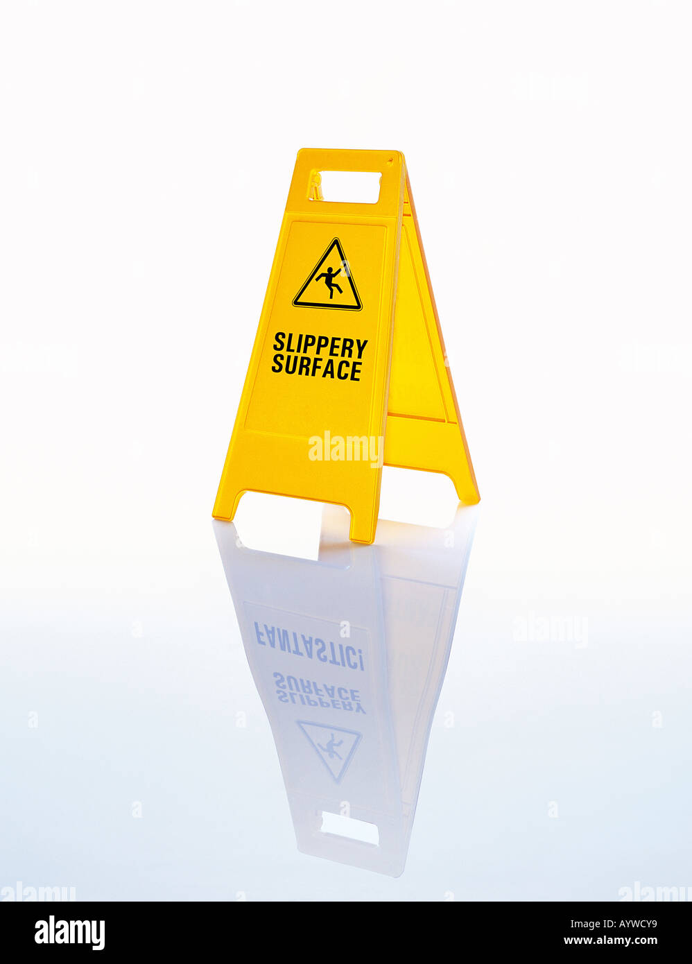 Un luminoso giallo di avvertimento pavimento segno dicendo "superficie lippery' su un wet / sfondo ghiacciato Foto Stock