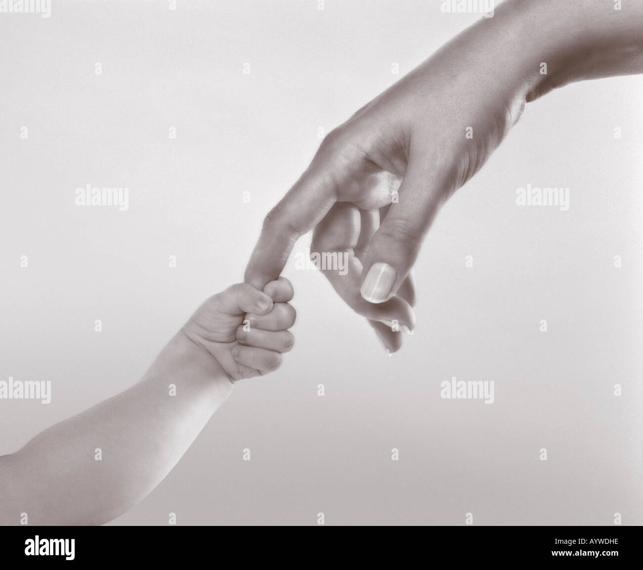 Una immagine in bianco e nero di un bebè primo contatto di gara su una mano le madri Foto Stock