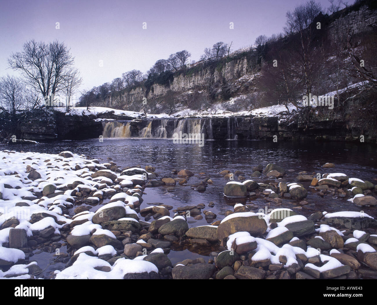 Wain Wath vigore cascata in inverno fiume Swale Swaledale Yorkshire Dales Inghilterra Foto Stock
