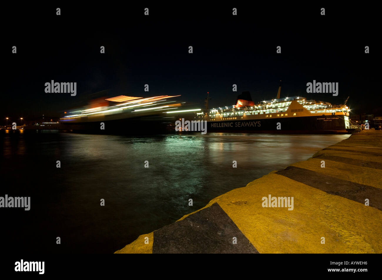 Impostazione di traghetti vendita, di notte, il porto del Pireo, Grecia Foto Stock