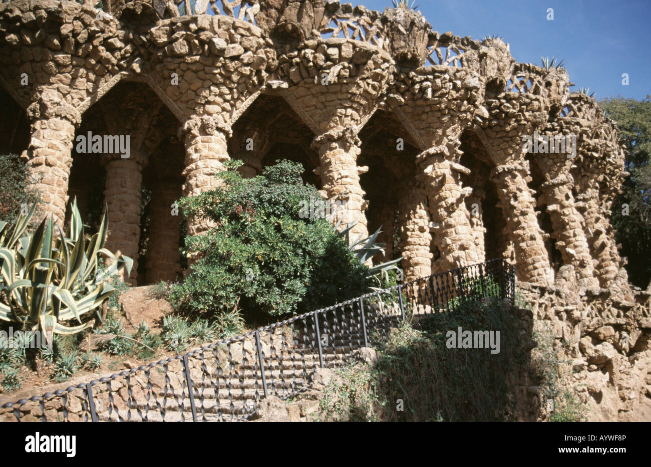 Catalunya Parc Guell pilastri di pietra passaggi muratura in pietra che assomiglia a forma di albero struttura architetto Gaudi Foto Stock