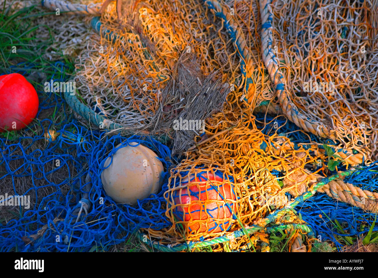 Colorate le reti da pesca, galleggianti e corde sul fiume-bank in 'Médoc', Francia Foto Stock