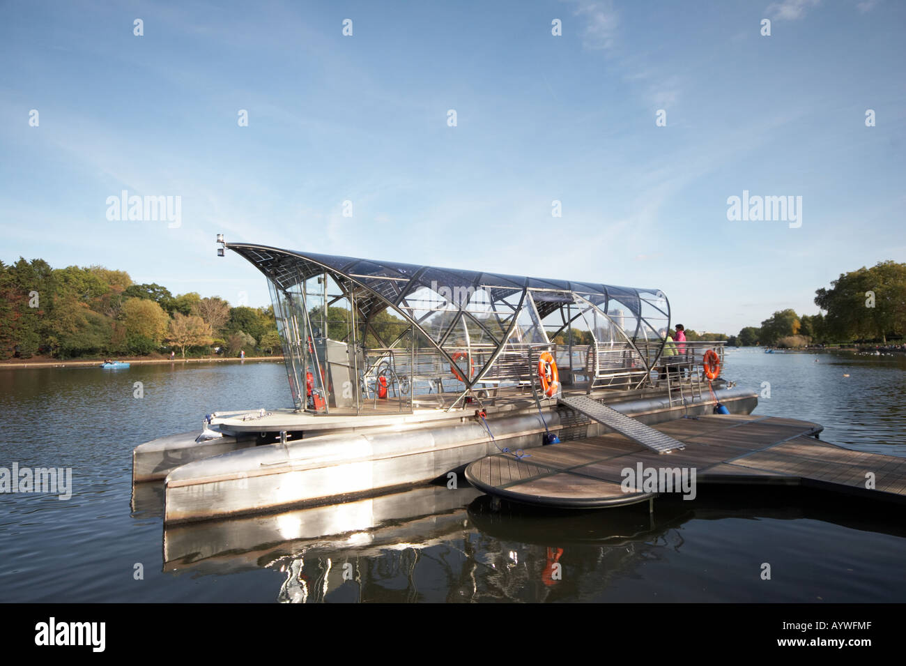 Alimentato con energia solare barca sul lago a serpentina in Hyde Park a Londra REGNO UNITO Foto Stock