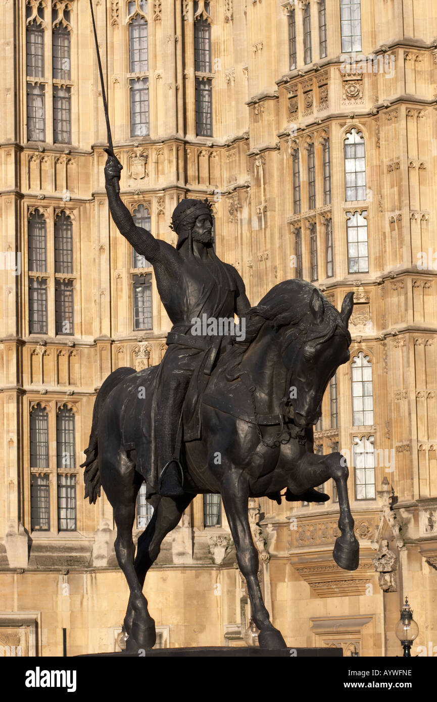 Statua di re Riccardo Cuor di Leone al di fuori della sede del Parlamento London REGNO UNITO Foto Stock