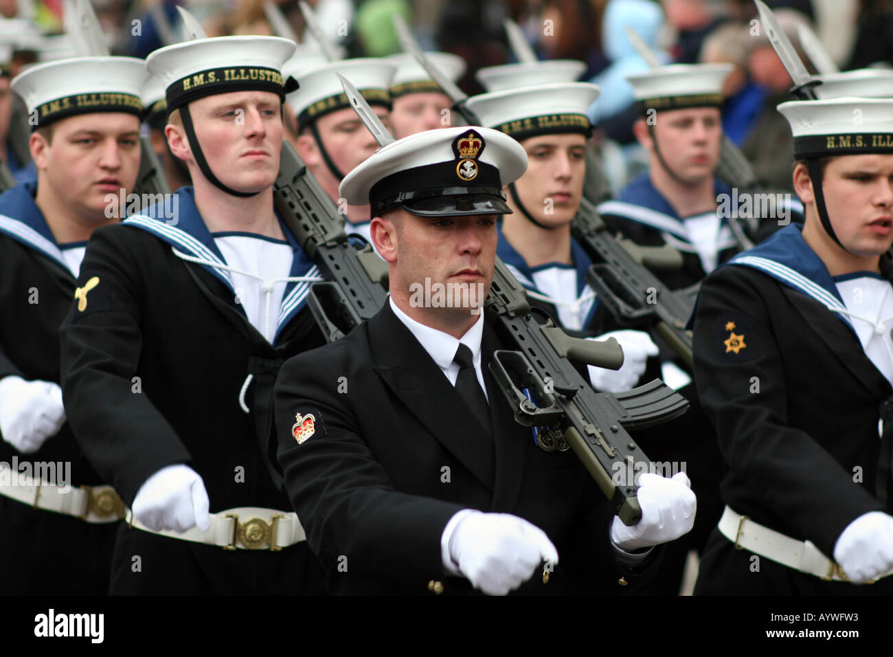 Maschio di marinai della Royal Navy HMS H.M.S. Sciopero illustri vettore al Signore sindaci sfilata in London REGNO UNITO Foto Stock