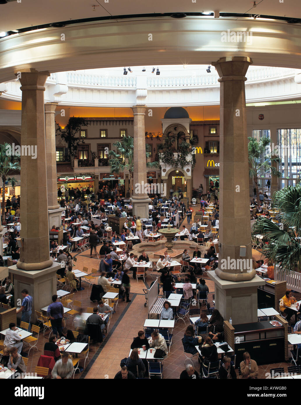 D-Oberhausen-Neue Mitte, la zona della Ruhr, Renania settentrionale-Vestfalia, Centro shopping mall, il centro per il tempo libero, vista interna, Coca Cola Oase, ristorante, snack e pranzo veloce, un fast food Foto Stock