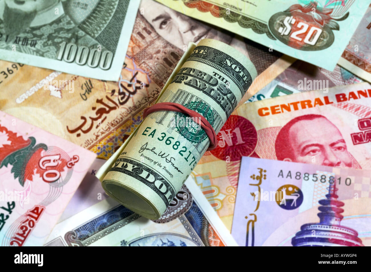 Valuta internazionale di banconote con rotolo di USA Dollaro banconote recante sulla parte superiore Foto Stock