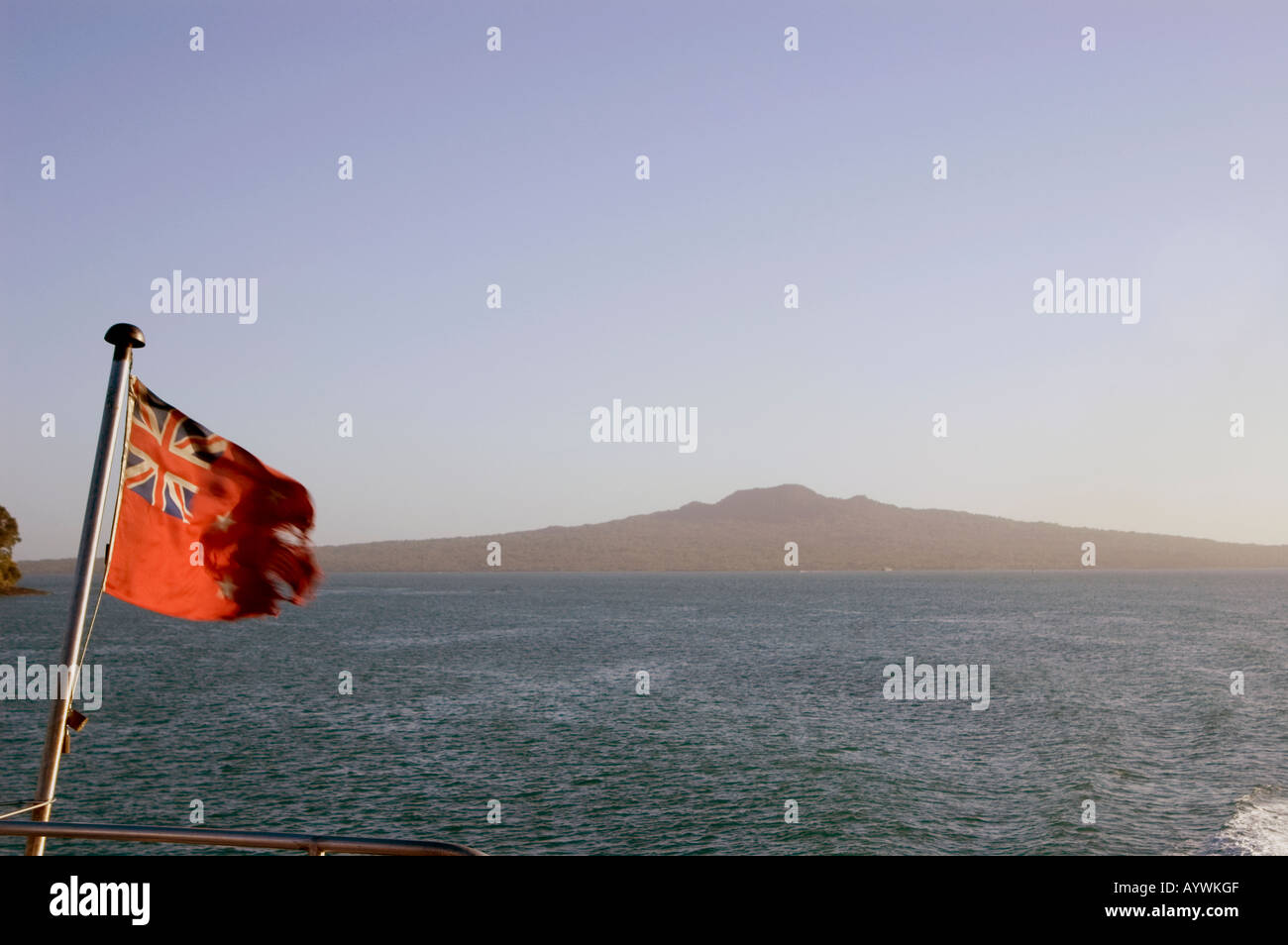 Isola di Rangitoto e navi bandiera, Auckland, Nuova Zelanda Foto Stock