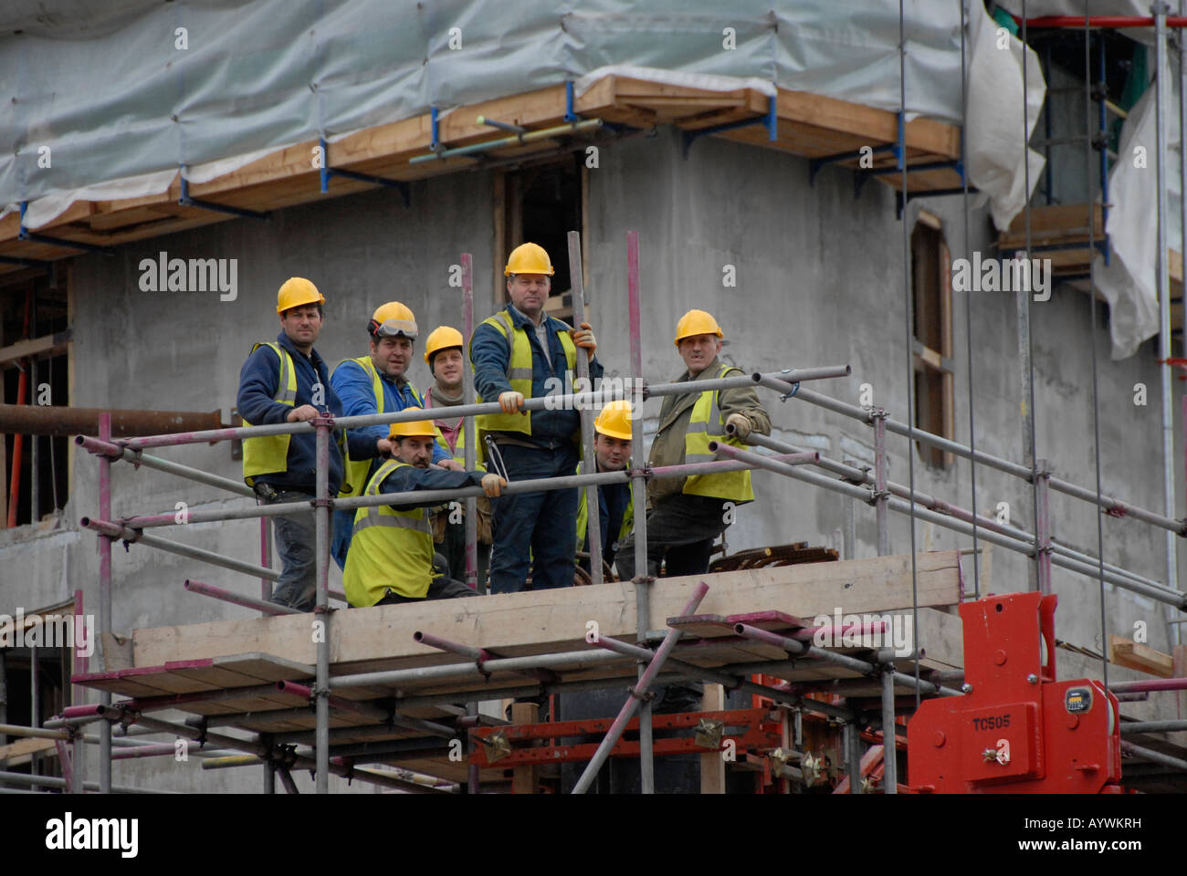 Un gruppo di operai della costruzione dell'edificio sito Foto Stock