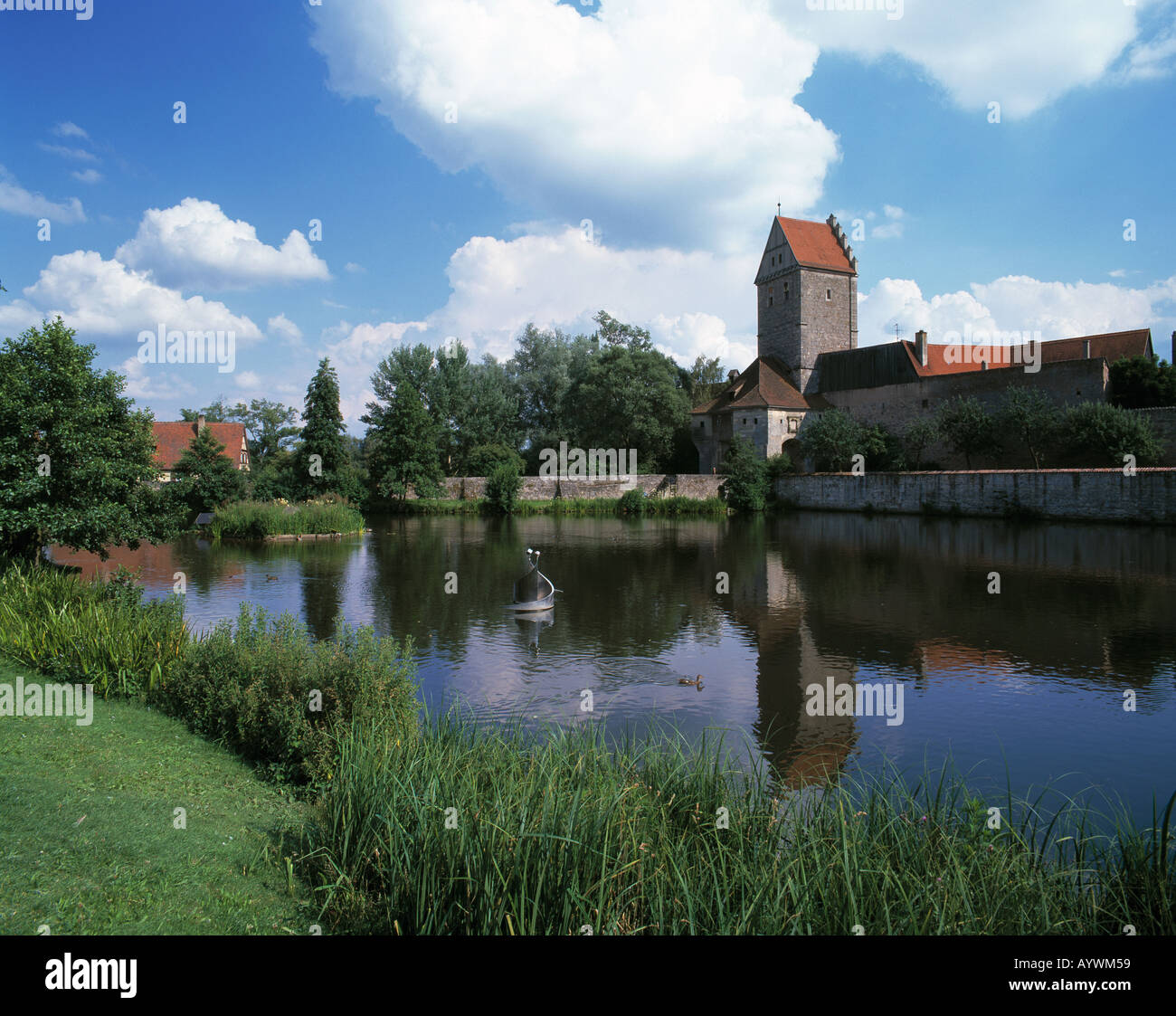 Stadtmauerpartie mit Rothenburger Tor und Rothenburger Weiher a Dinkelsbuehl, Woernitz, Mittelfranken, Bayern Foto Stock