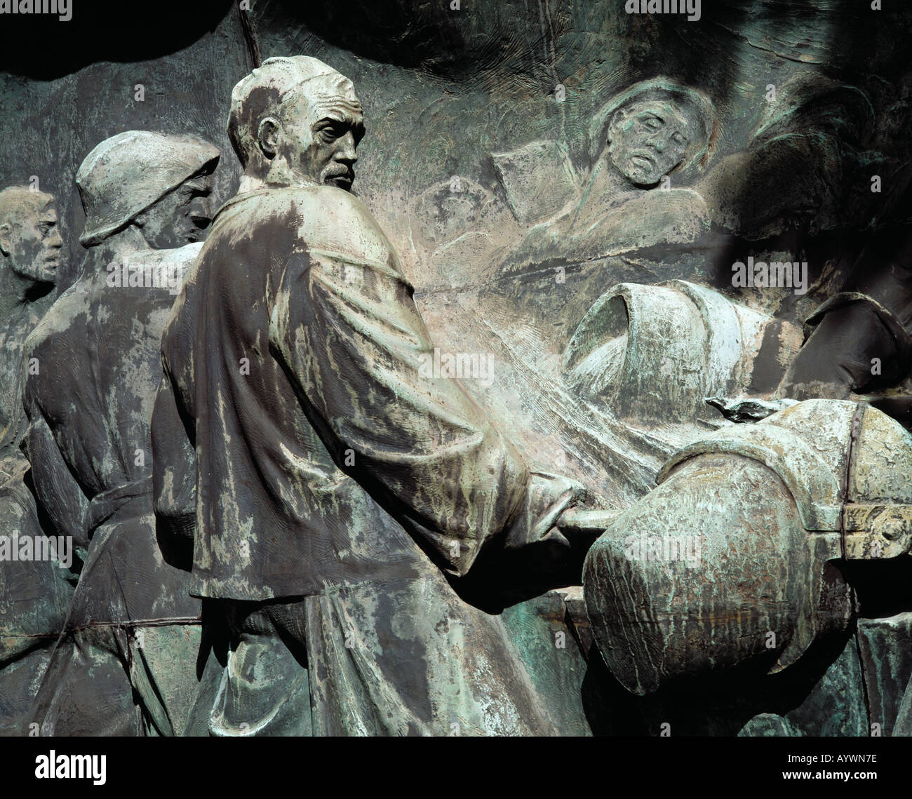 D-Essen, la zona della Ruhr, Renania settentrionale-Vestfalia, D-Essen-Altendorf, monumento del lavoro, lavoratore monumento, memorial, rilievo, sculture, plastica, figure, gli operai siderurgici steelplant, acciaierie, fabbrica, industria siderurgica, industria pesante, impianto di metallo, ferro e acciaio Foto Stock