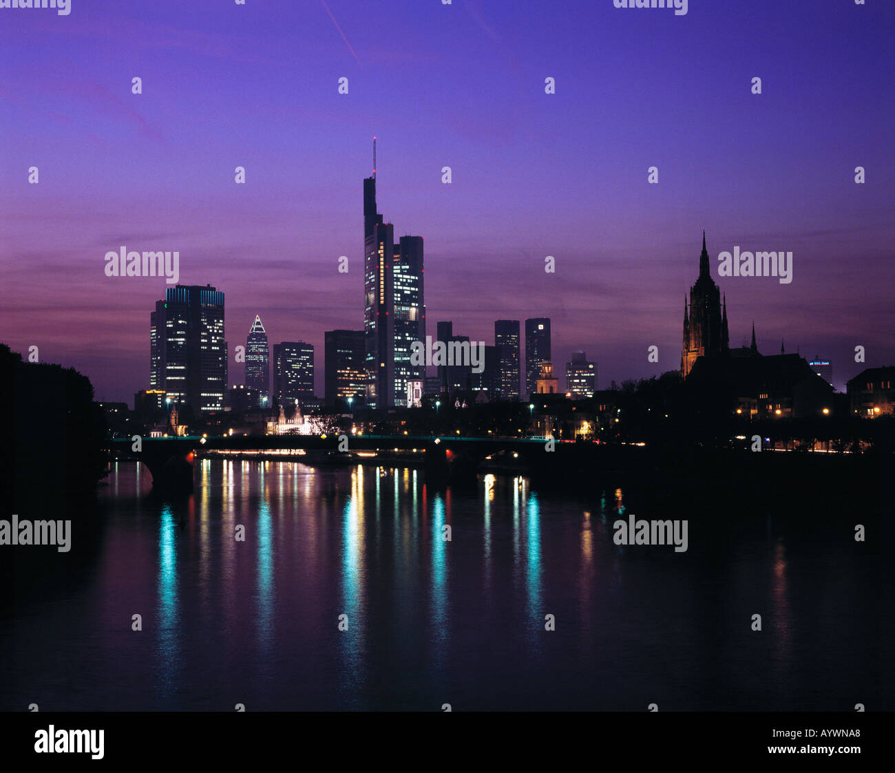 Mainpromenade bei Nacht, Panoramaaufnahme der Skyline Bankenviertel mit Messeturm, Paulskirche, Dom, Frankfurt am Main, Assia Foto Stock