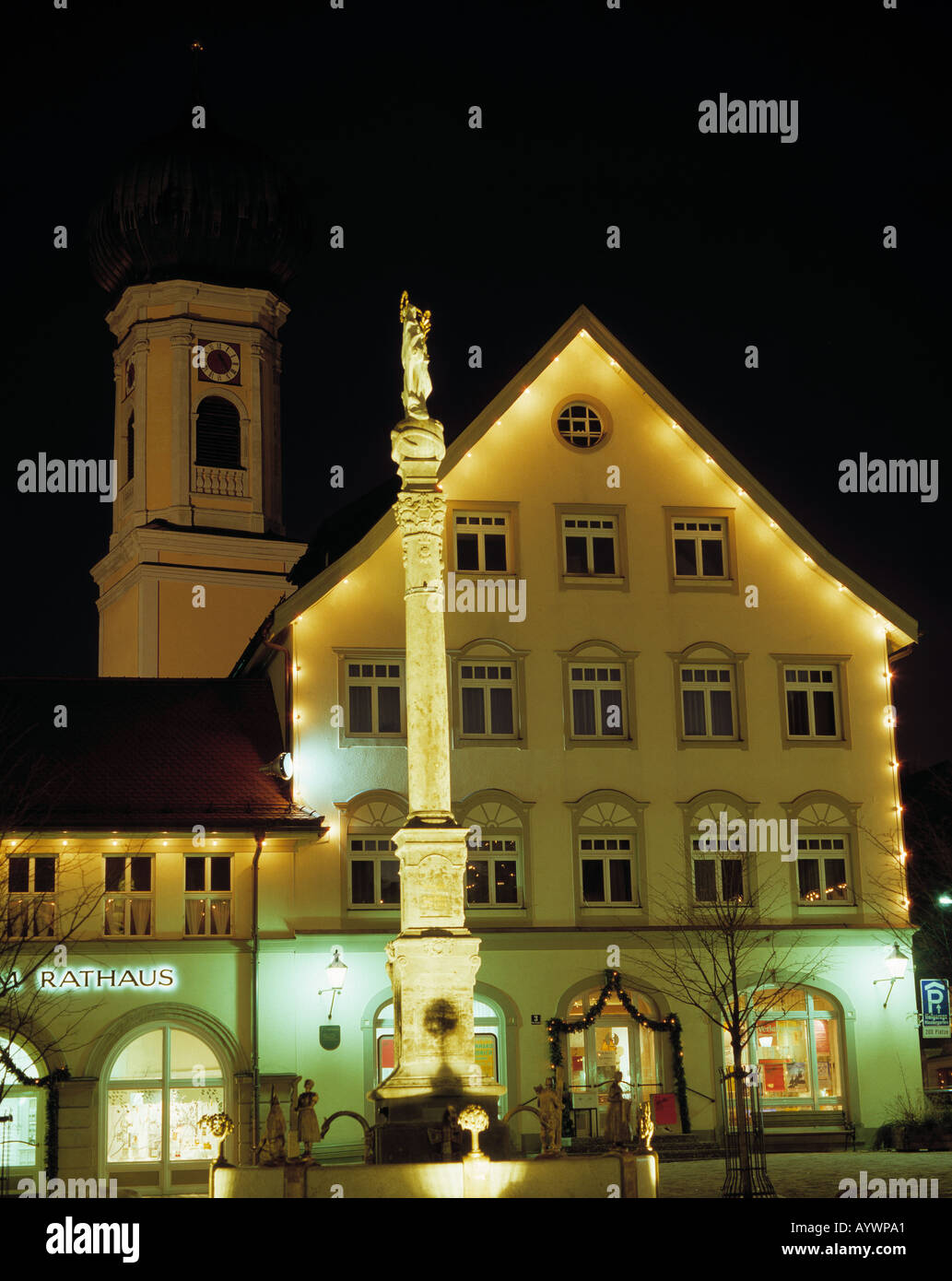 D-Immenstadt, Allgaeu, Svevia, Baviera, San Nicolò Chiesa, Piazza Marien, Madonna colonna, pilastro, di notte, illuminato Foto Stock
