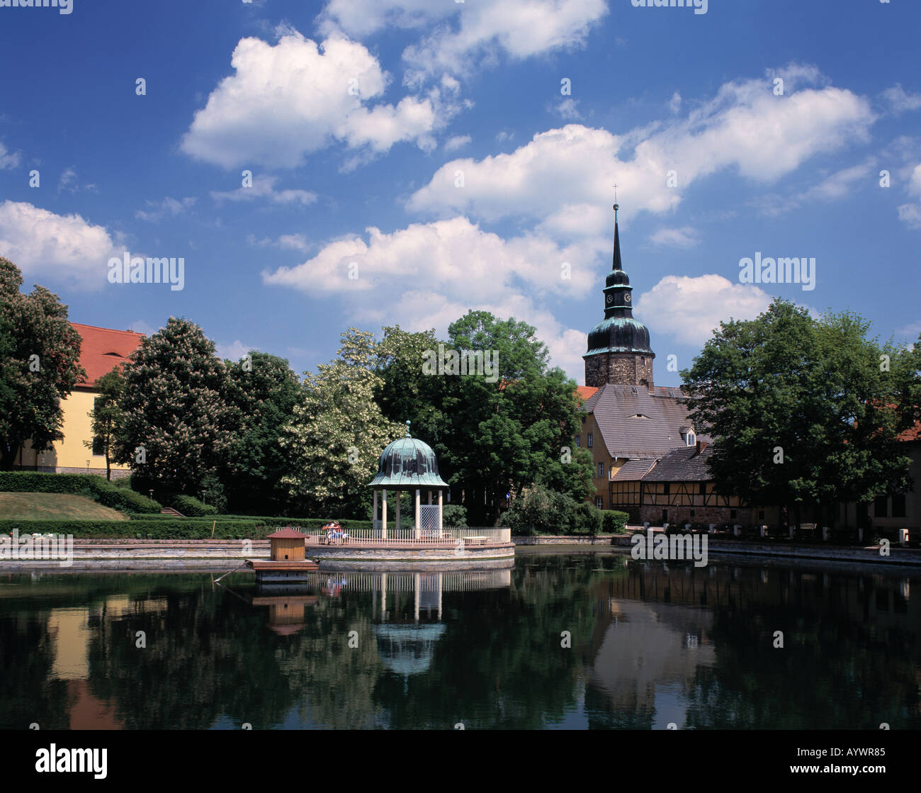 Kurpark mit Muehlenteich und Pavillon, Pfarrkirche, Bad Lauchstaedt, Laucha, Sassonia-Anhalt Foto Stock