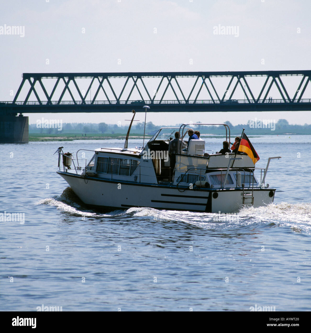 Motorboot auf der Elbe vor einer Elbebruecke, Lauenburg, Elba, Schleswig-Holstein Foto Stock