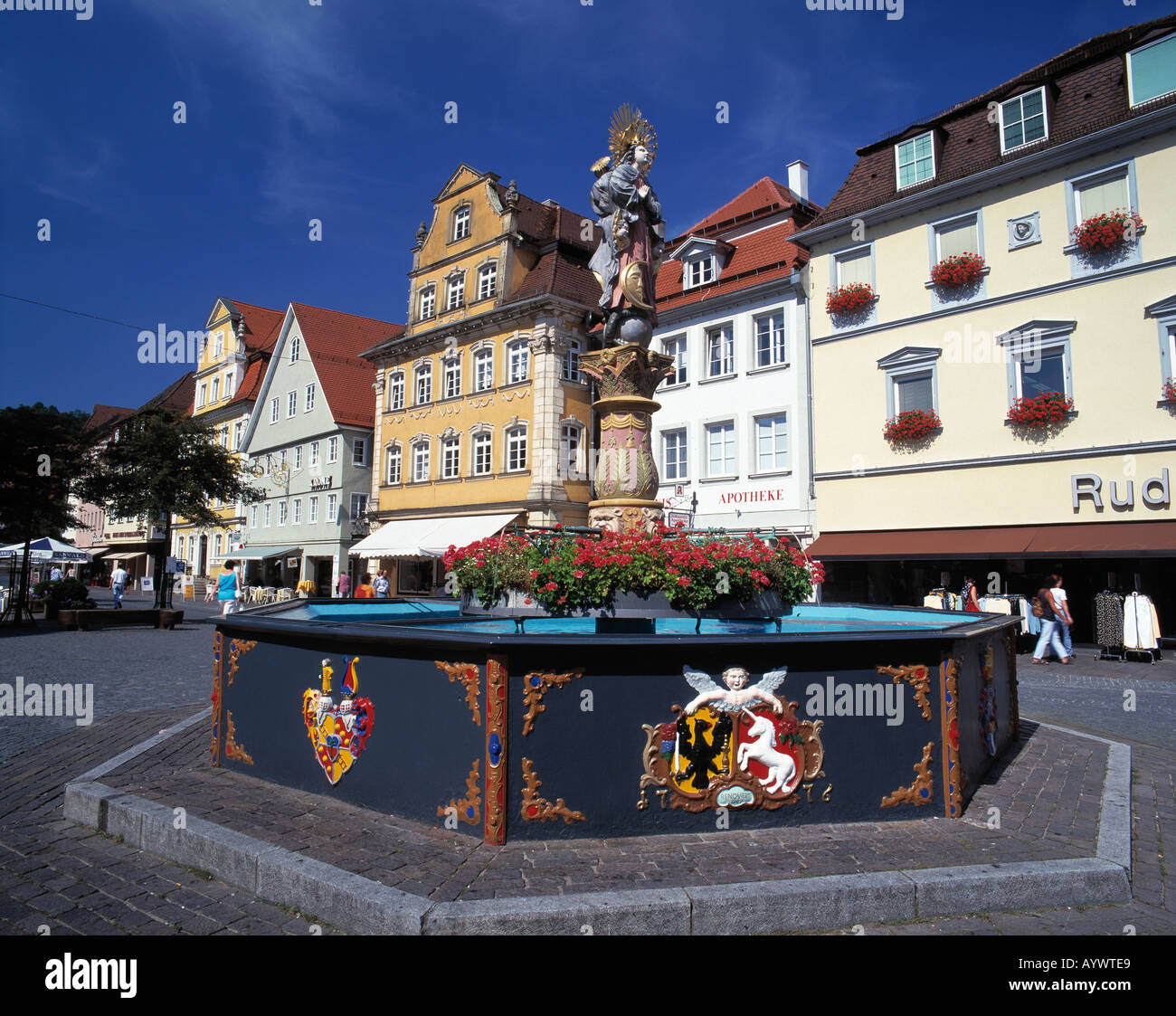 Marktplatz mit Marienbrunnen und Brunnenfigur in Schwaebisch Gmuend, Remstal, Schwaebische Alb, Baden-Wuerttemberg Foto Stock