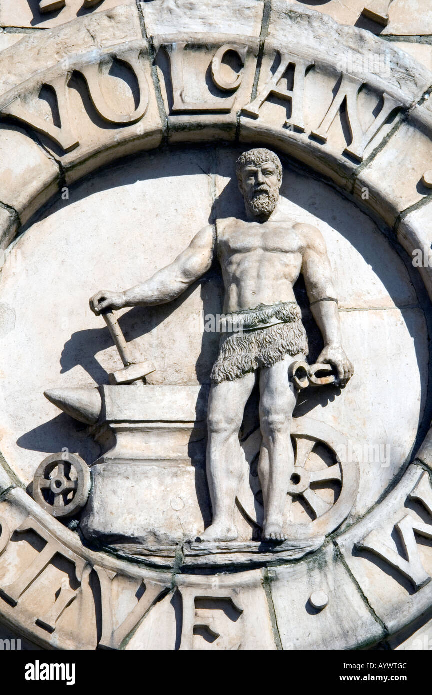 Emblema di pietra in rilievo sulla terrazza di estremità nei locali di vulcan vilage alloggiamento newton-le-Willows MERSEYSIDE REGNO UNITO Foto Stock